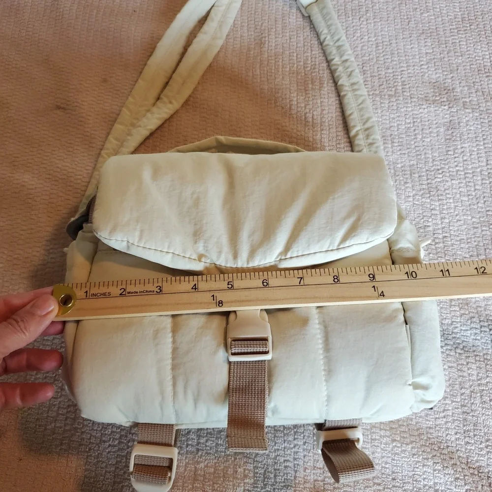 BAGSMART Puffy Small Camera Bag Cream Quilted Case with Rain Cover Tripod Holder